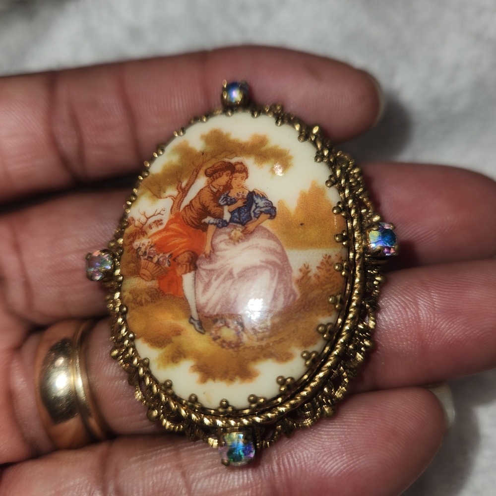 Vintage Fragonard Courting Couple Cameo Brooch Gold Tone‎ AB Rhinestone Filigree